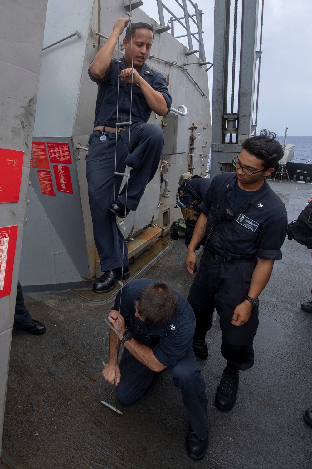 USS MOMSEN Participates VBSS training