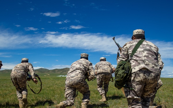 Qatari soldiers conduct casualty care training
