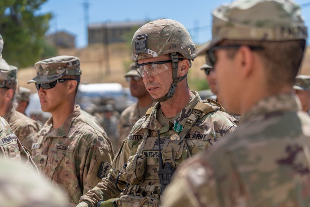 Major General Malanka Awards Army Commendation Medals