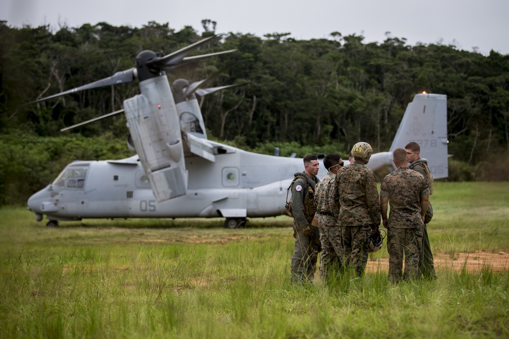 III Marine Expeditionary Force Marines conduct Helicopter Rope Suspension Techniques in Okinawa