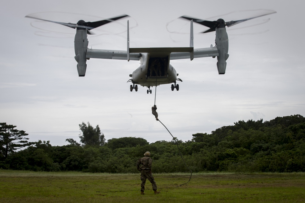 III Marine Expeditionary Force Marines conduct Helicopter Rope Suspension Techniques in Okinawa