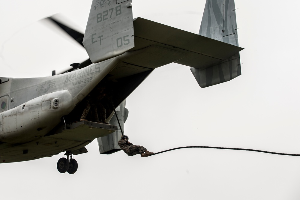 III Marine Expeditionary Force Marines conduct Helicopter Rope Suspension Techniques in Okinawa