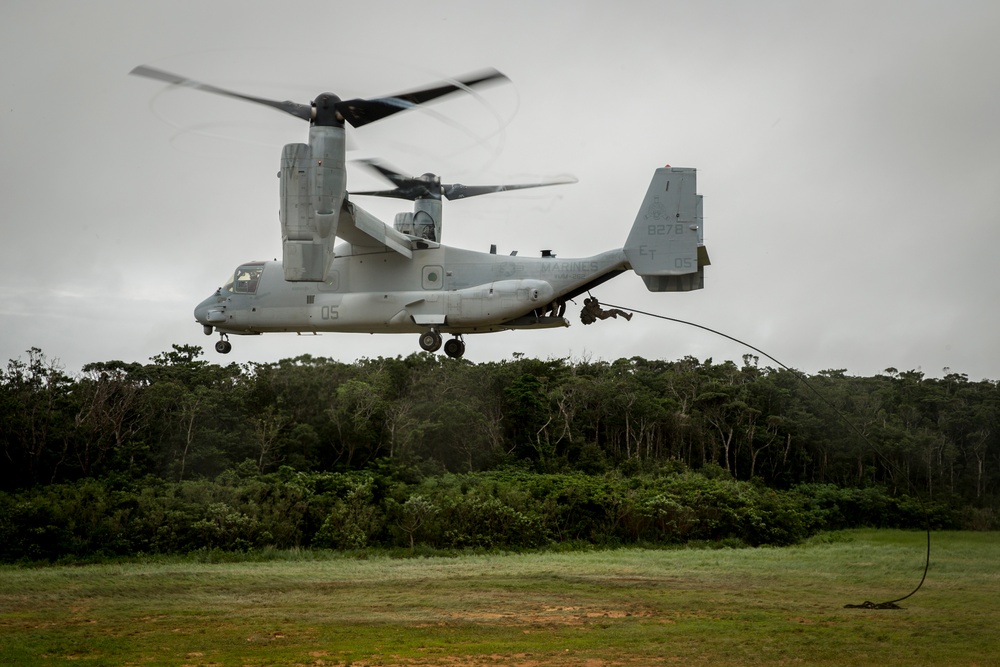 III Marine Expeditionary Force Marines conduct Helicopter Rope Suspension Techniques in Okinawa