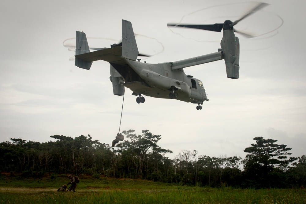 III Marine Expeditionary Force Marines conduct Helicopter Rope Suspension Techniques in Okinawa