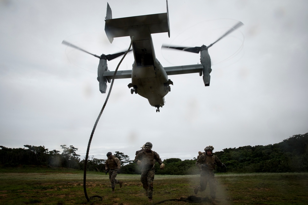 III Marine Expeditionary Force Marines conduct Helicopter Rope Suspension Techniques in Okinawa