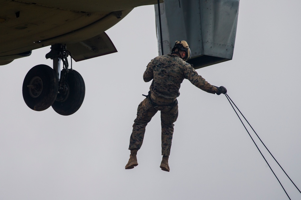 III Marine Expeditionary Force Marines conduct Helicopter Rope Suspension Techniques in Okinawa