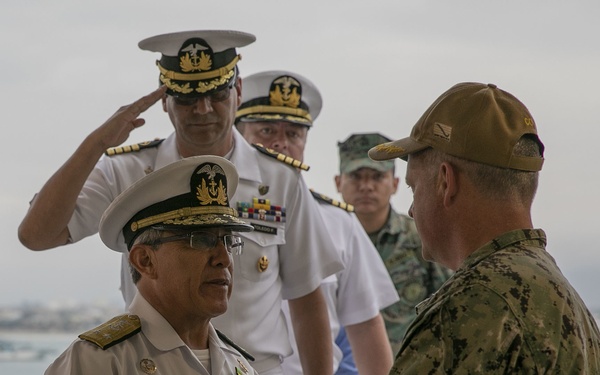 USNS Comfort (T-AH 20) pulls into Ecuador