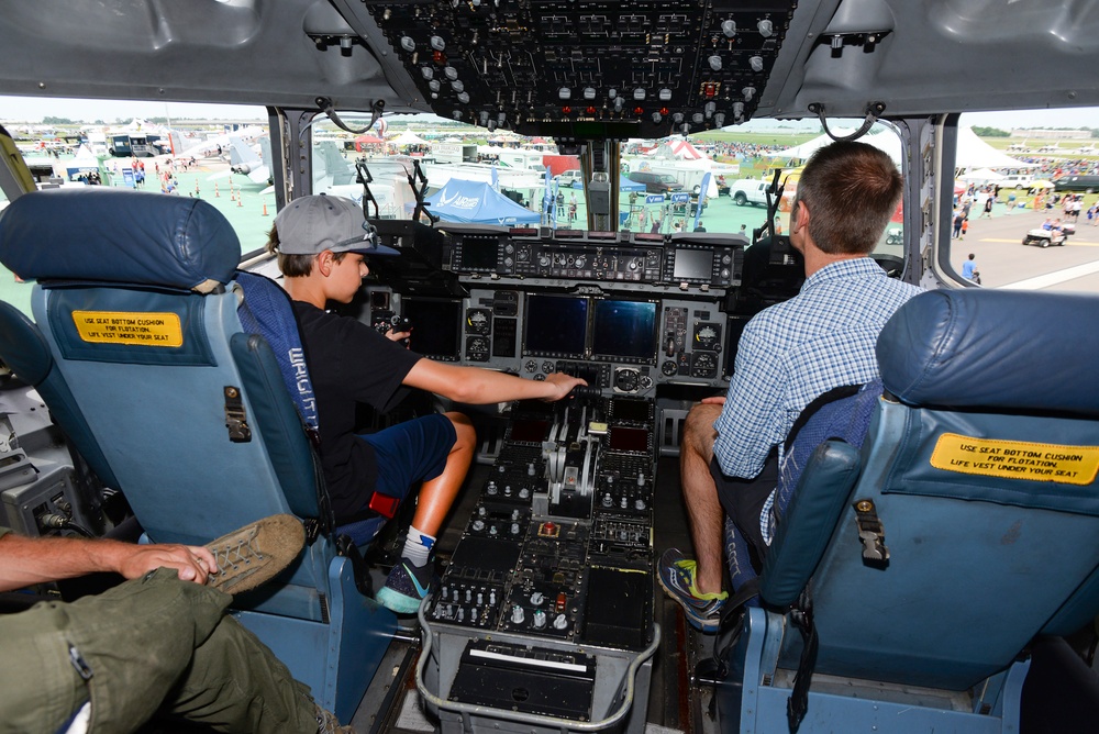 Thunderbirds fly at Dayton Air Show