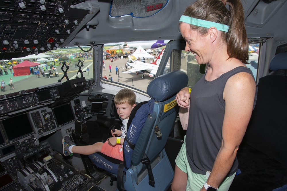 Thunderbirds fly at Dayton Air Show