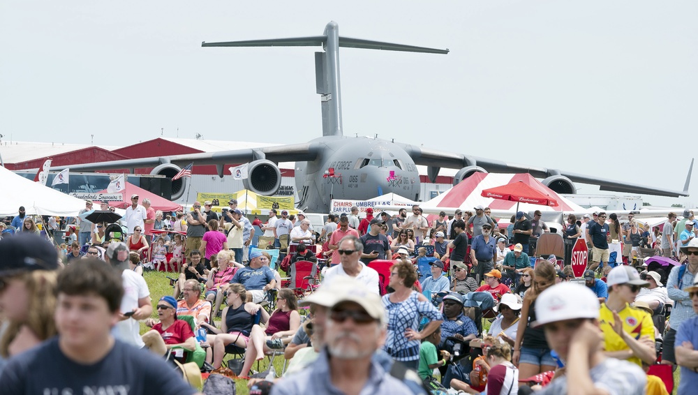 Thunderbirds fly at Dayton Air Show