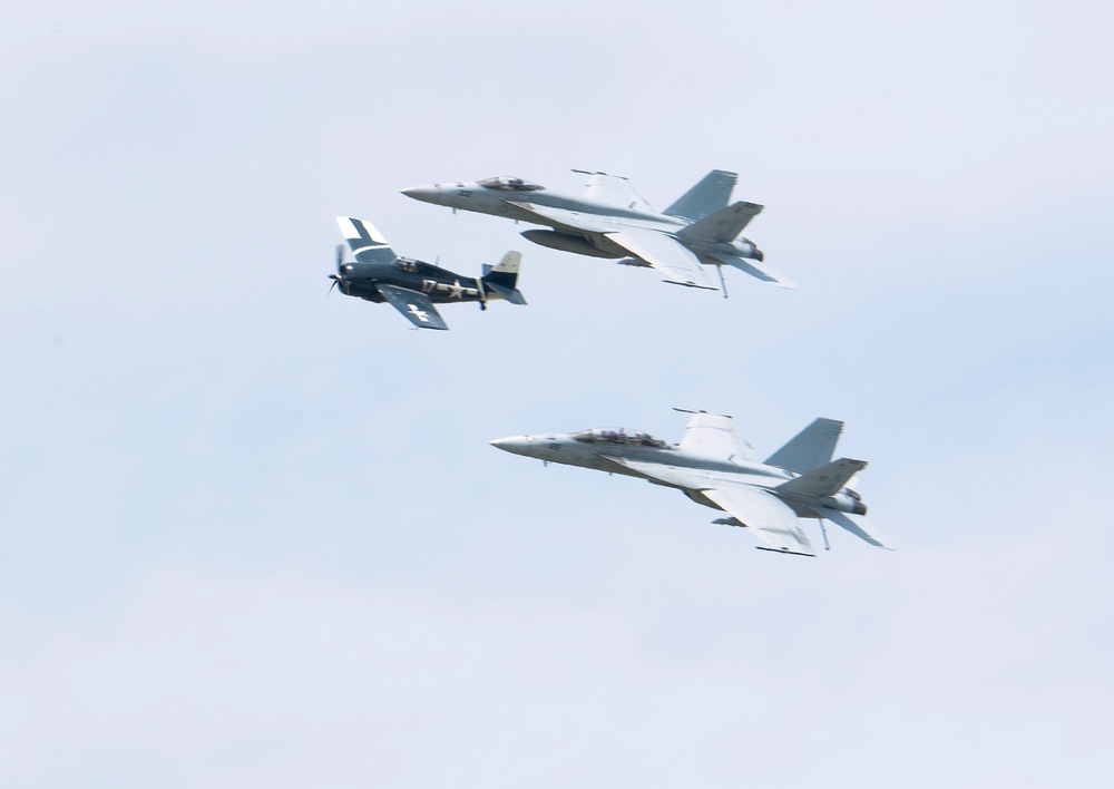 Thunderbirds fly at Dayton Air Show