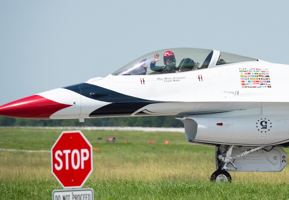 Thunderbirds fly at Dayton Air Show