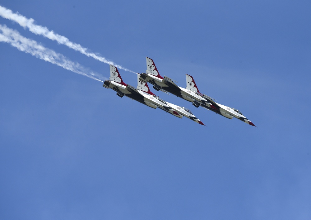 Thunderbirds fly at Dayton Air Show