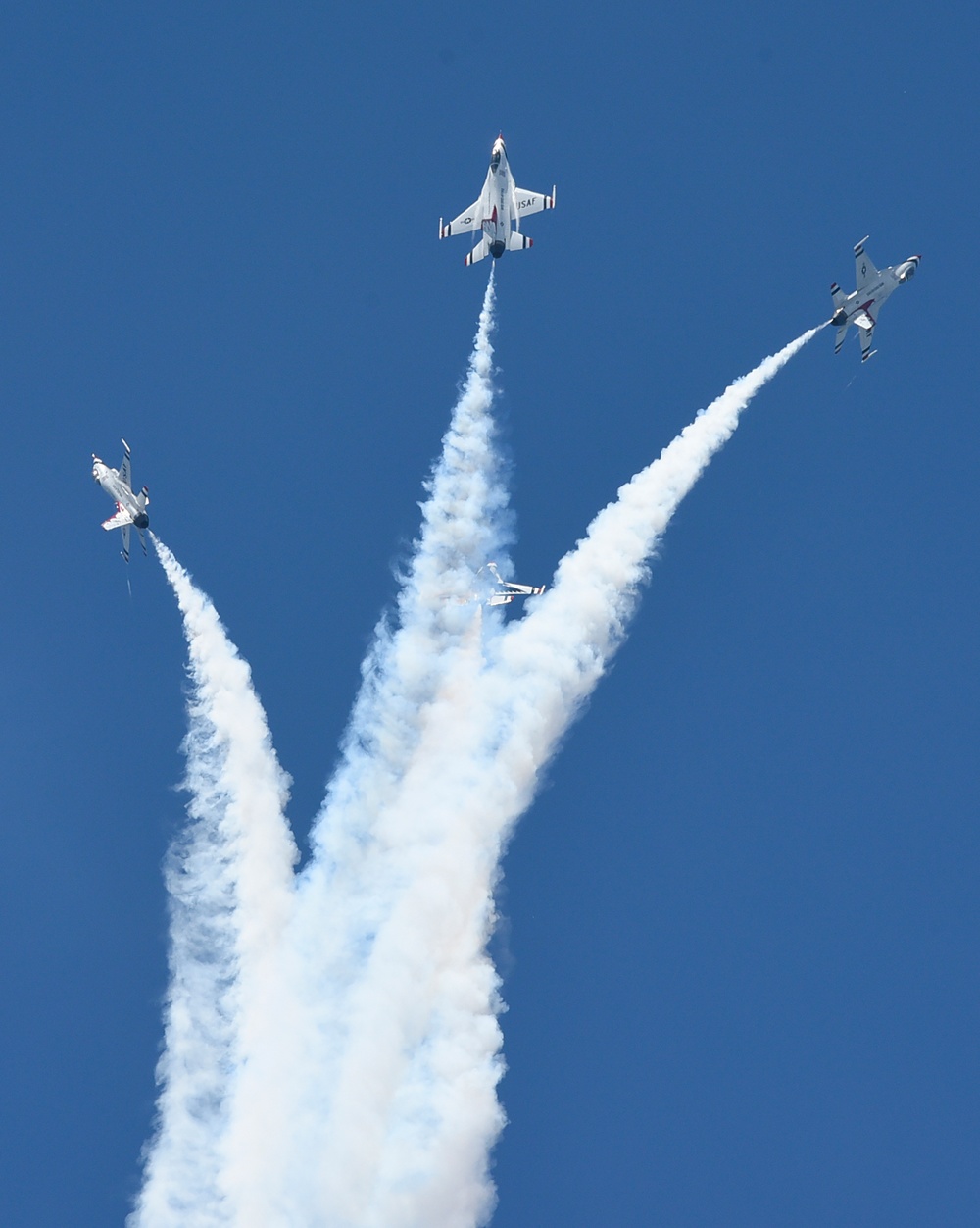 Thunderbirds fly at Dayton Air Show