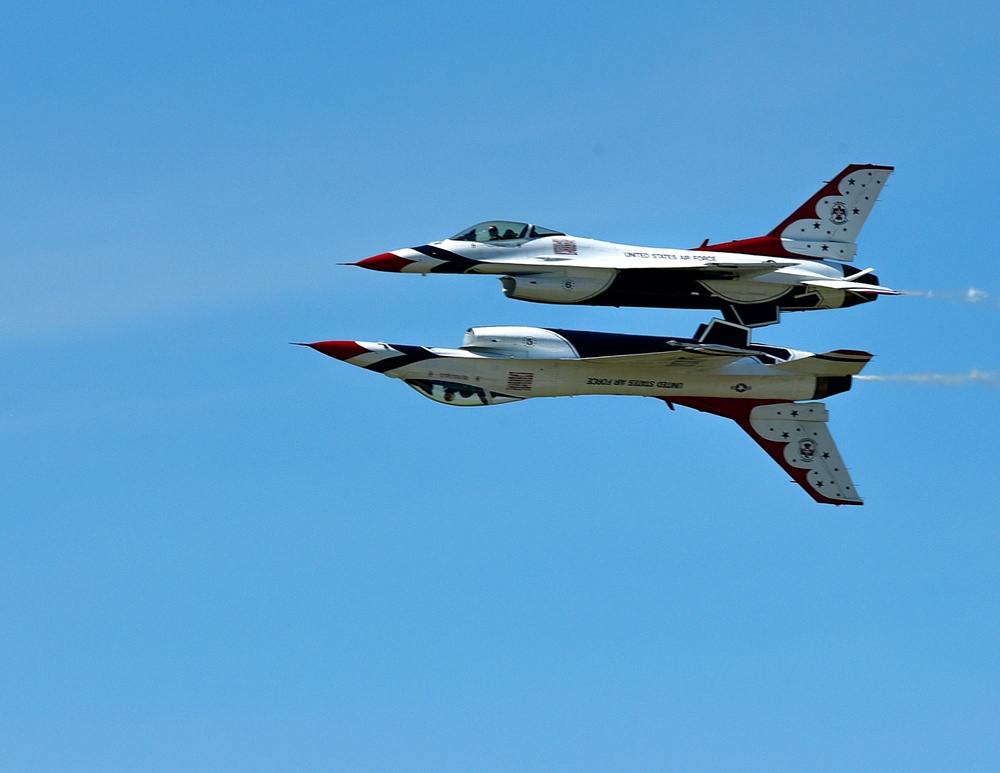 Thunderbirds fly at Dayton Air Show