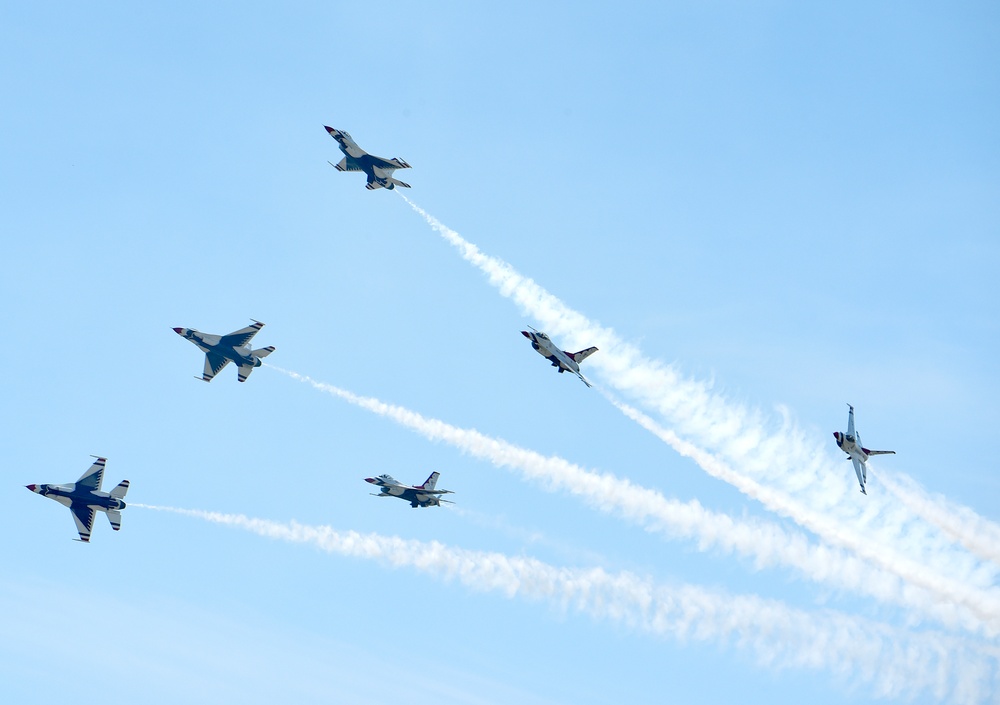 Thunderbirds fly at Dayton Air Show