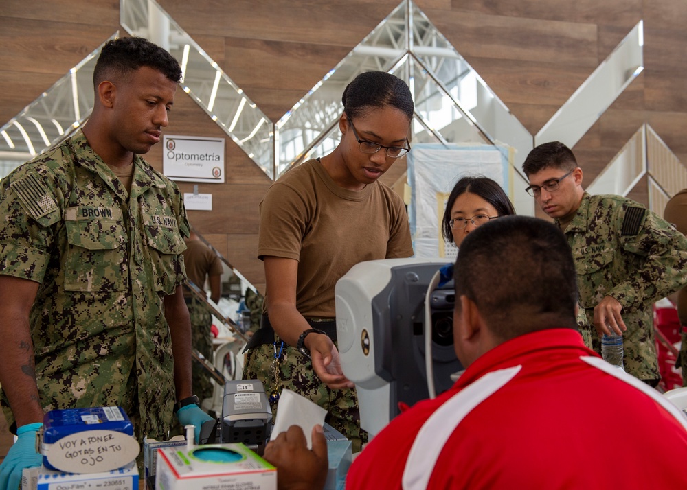 USNS Comfort Crew Treats Patients at Medical Site