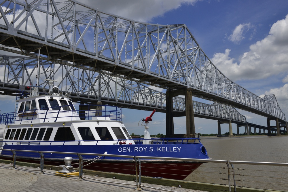 Admiral Karl Schultz, commandant of the Coast Guard, visits Port of New Orleans