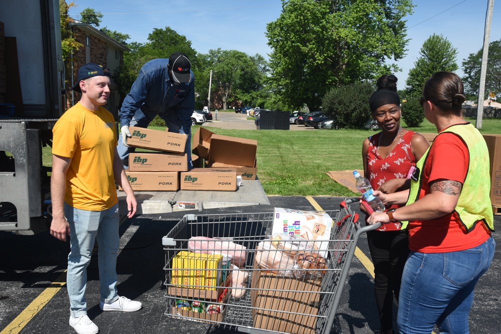 Sailors Give Back at Area Food Bank During Quad Cities Navy Week