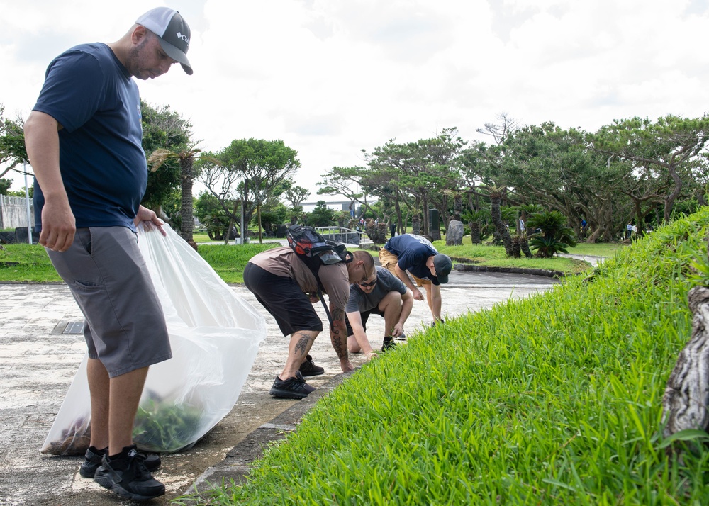 Mad Foxes Volunteer at Peace Memorial Park