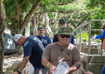 Mad Foxes Volunteer at Peace Memorial Park