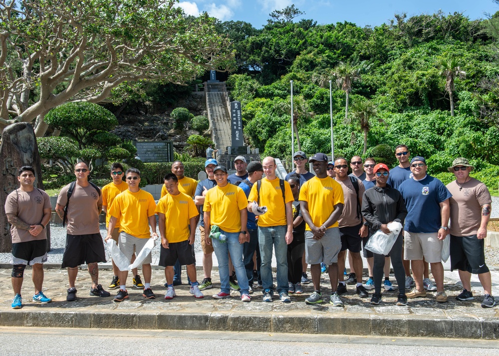 Mad Foxes Volunteer at Peace Memorial Park