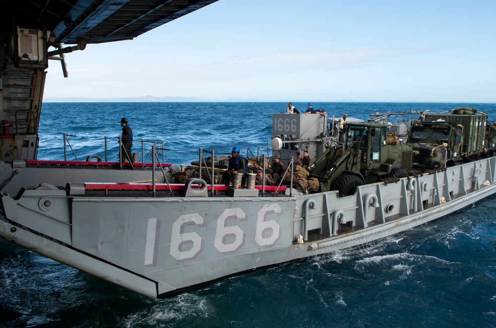 USS Green Bay (LPD 20) Landing Craft Utility 1666