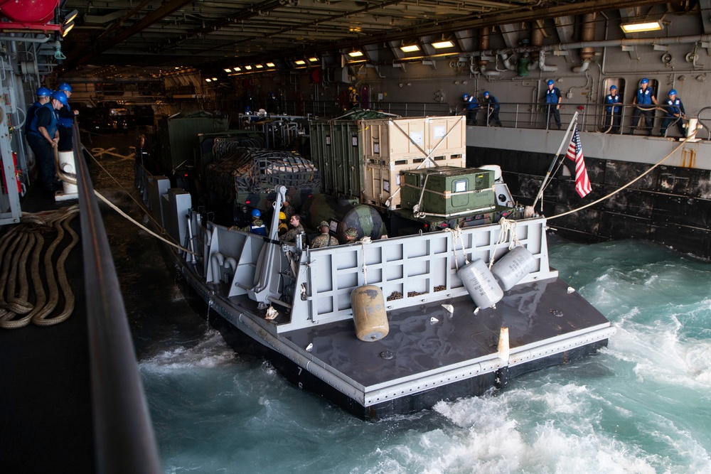 USS Green Bay (LPD 20) Landing Craft Utility 1666