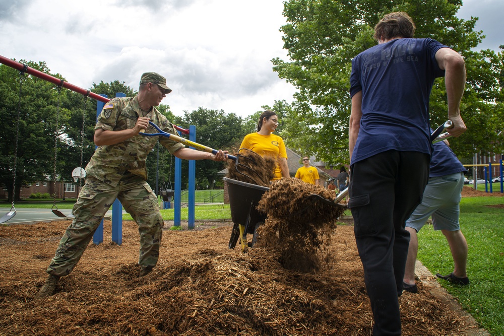 Navy recruiters and future Sailors support local community park.