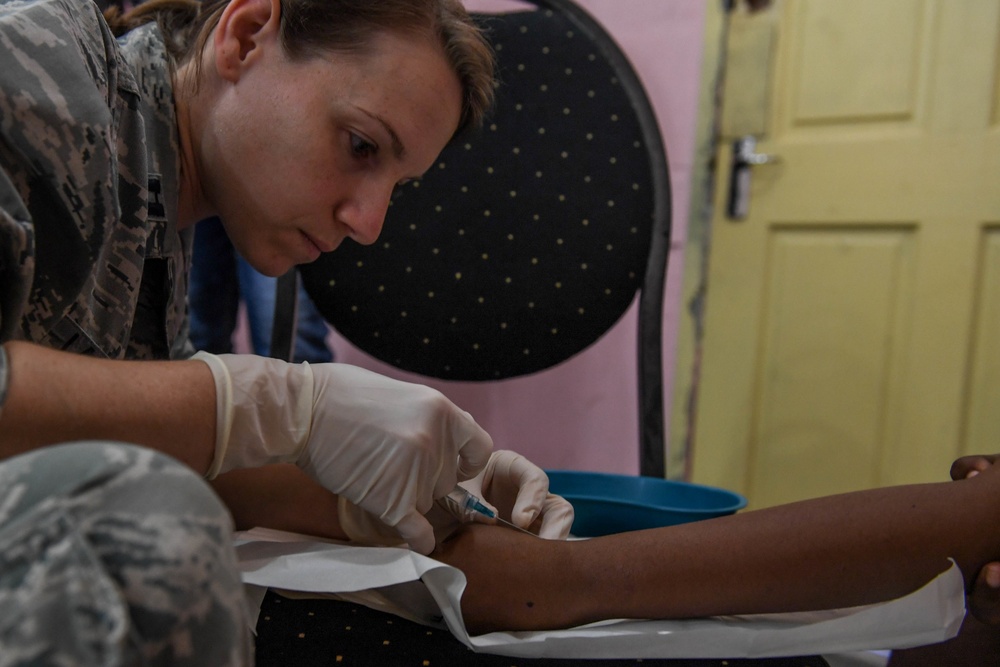 New Horizons doctors teach during medical outreach