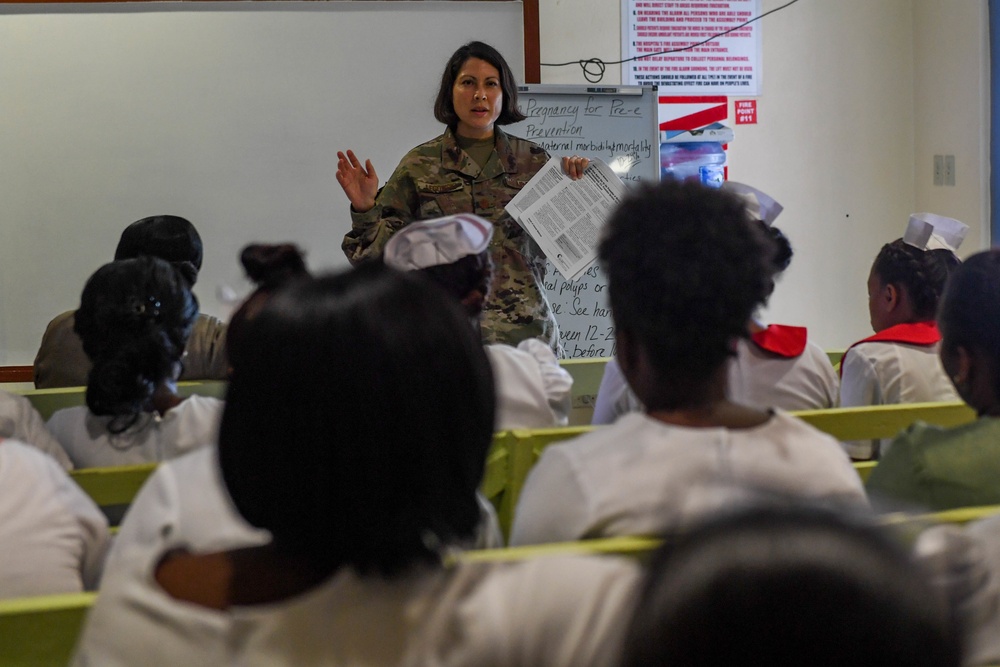 New Horizons doctors teach during medical outreach