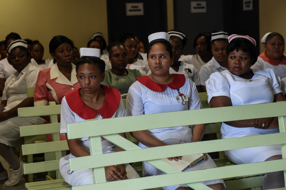 New Horizons doctors teach during medical outreach