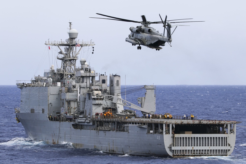 USS Green Bay (LPD 20) and USS Ashland Conduct VBSS