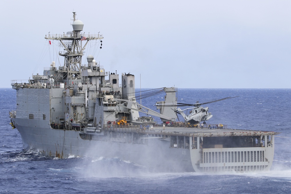 USS Green Bay (LPD 20) and USS Ashland Conduct VBSS