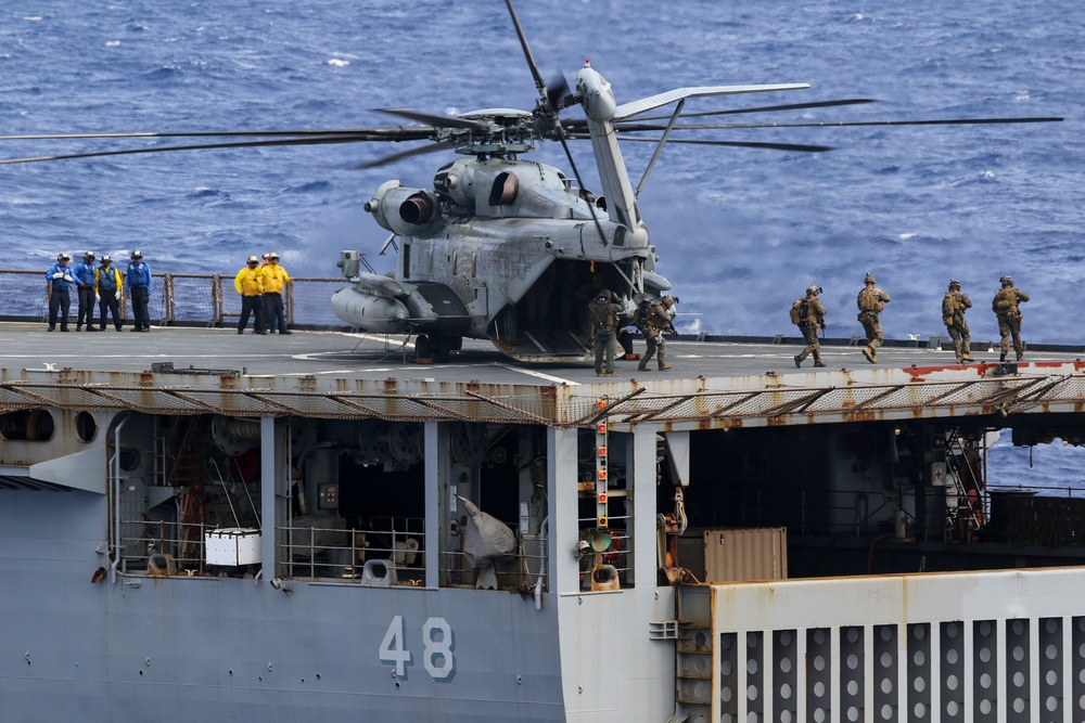 USS Green Bay (LPD 20) and USS Ashland Conduct VBSS