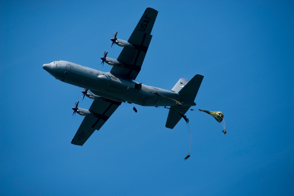 Japanese jump out of C-130's during Red Flag-Alaska 19-2
