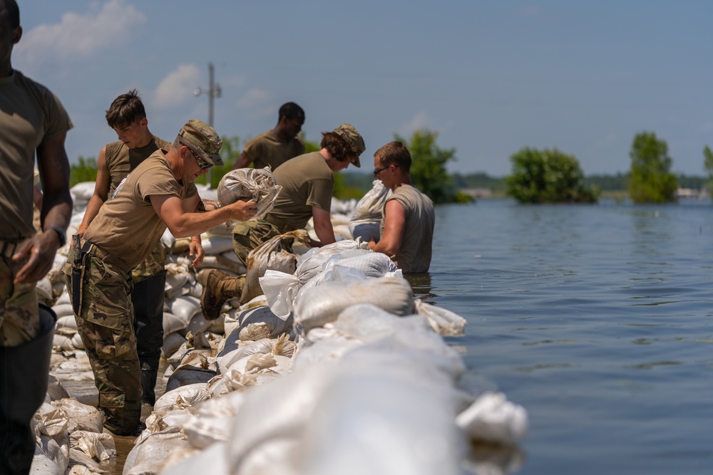 ILNG Guard Soldiers Help East Cape Girardeau
