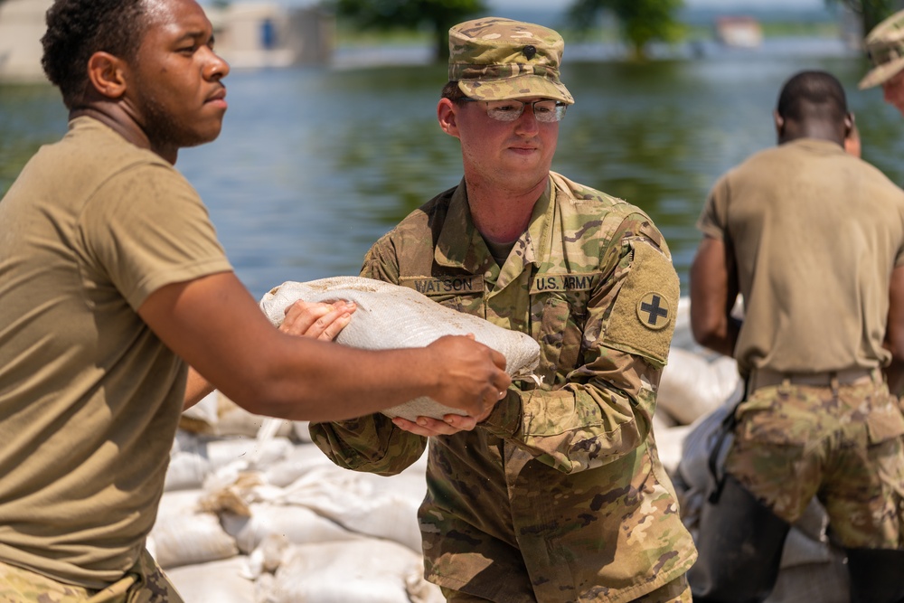 ILNG Soldiers Help East Cape Girardeau