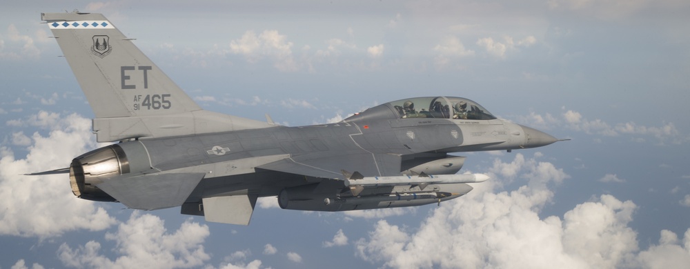 F-16D Flies For Training