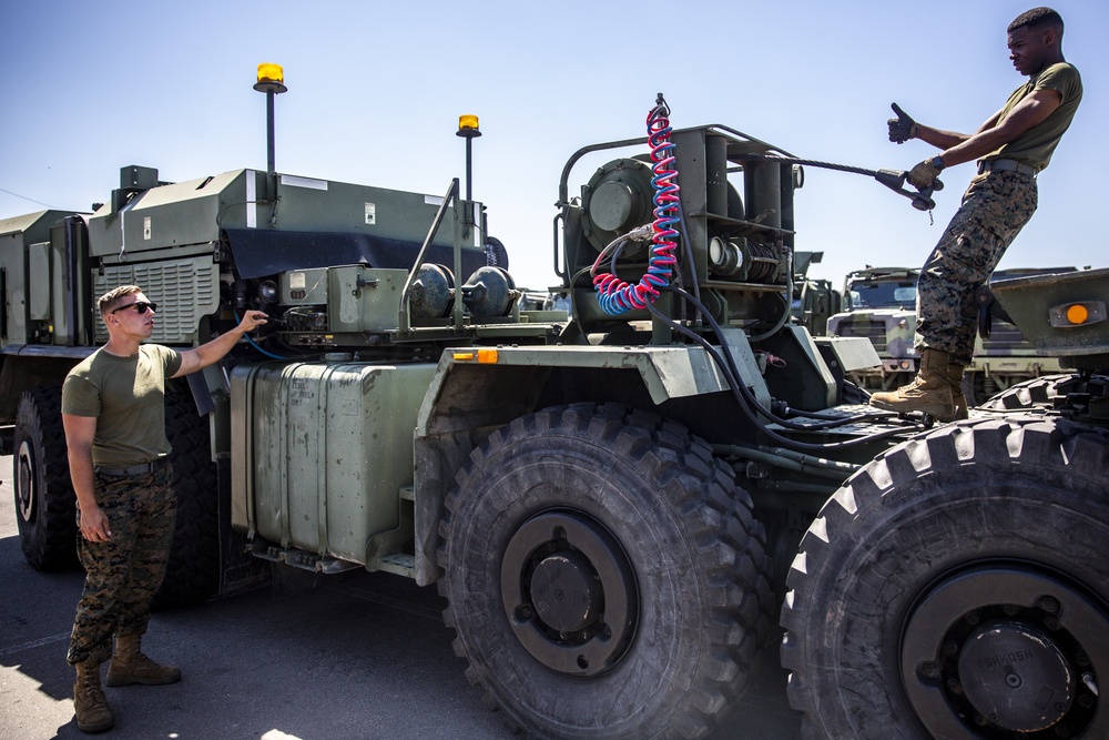 MWSS-372 Marines perform vehicle licensing course