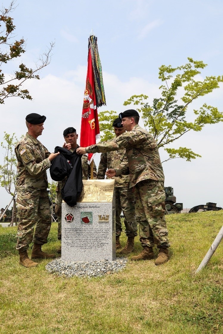 2IDRUCD Soldiers dedicate a monument to 2BEB