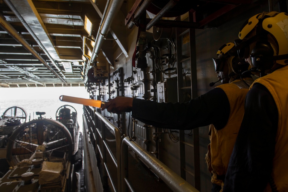 DVIDS - Images - USS John P. Murtha LCAC Operations [Image 1 of 4]