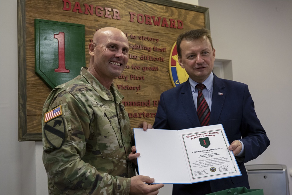 Minister of National Defense of Poland, Mariusz Błaszczak and Lt. Gen. Jaroslaw Mika visit Military installation