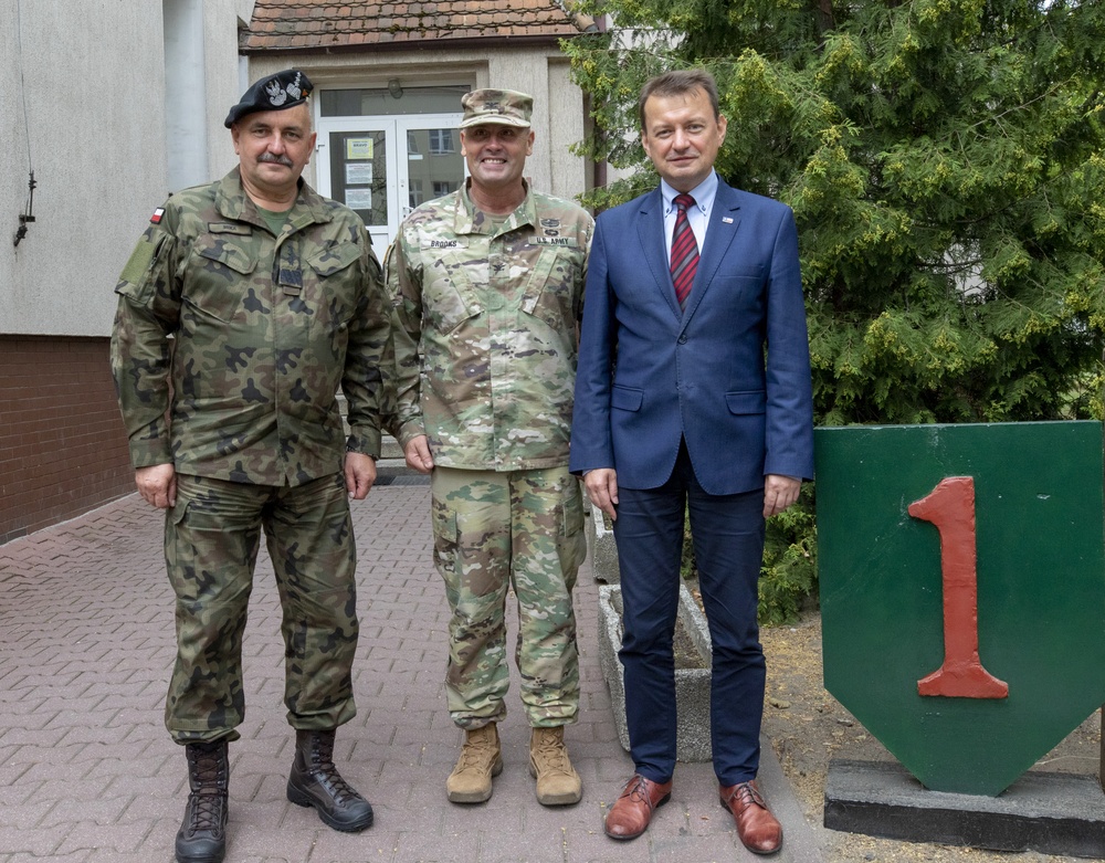 Minister of National Defense of Poland, Mariusz Błaszczak and Lt. Gen. Jaroslaw Mika visit Military installation