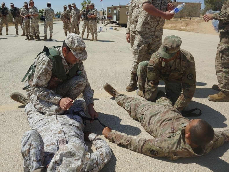 JAF, US artillerymen exchange medical practices