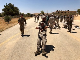 JAF, US artillerymen exchange medical practices
