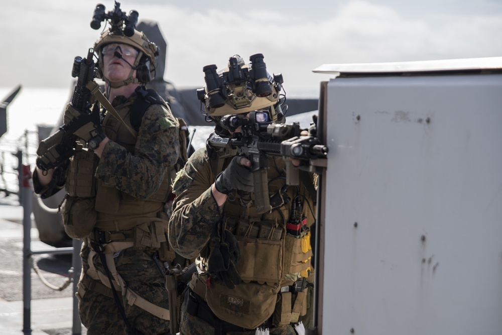 31st MEU Force Reconnaissance Marines execute VBSS