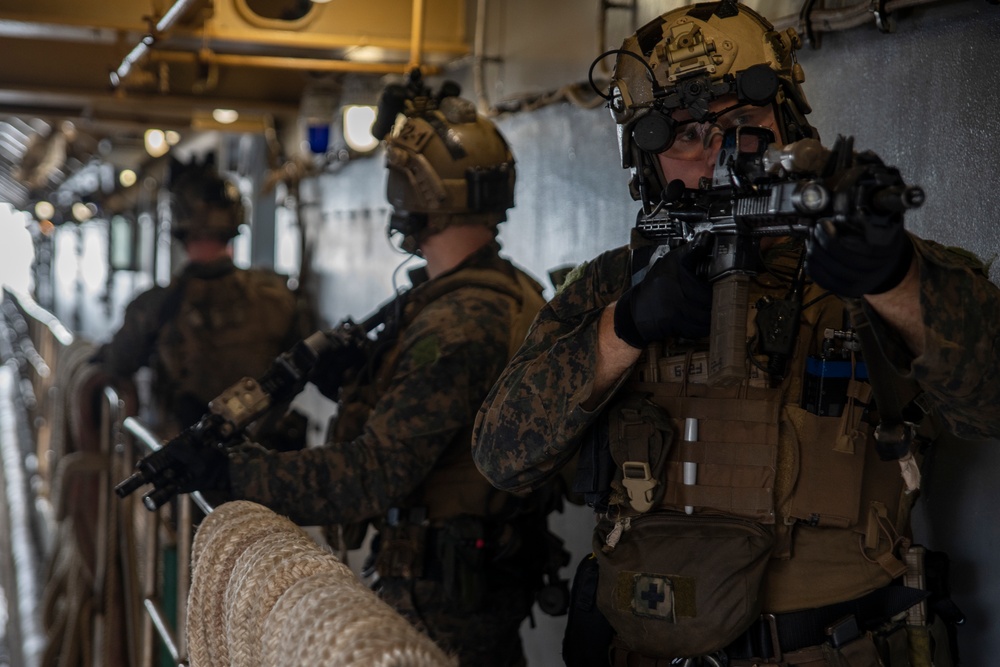 31st MEU Force Reconnaissance Marines execute VBSS