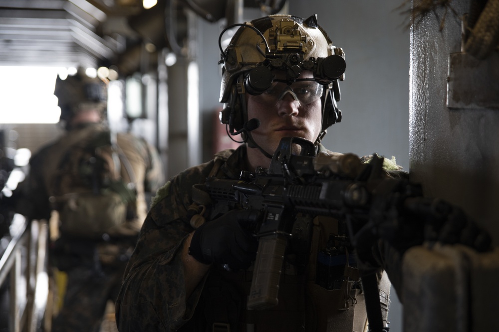 31st MEU Force Reconnaissance Marines execute VBSS