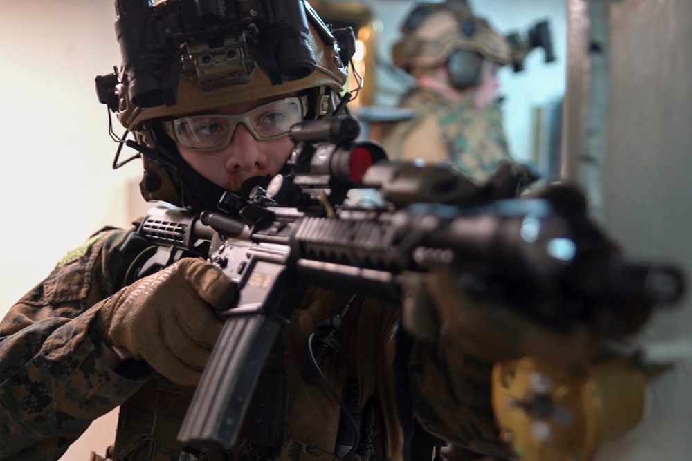 31st MEU Force Reconnaissance Marines execute VBSS